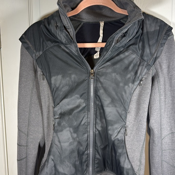 #75 Lululemon Snug Sprinter Jacket $168MSRP - Picture 4 of 13